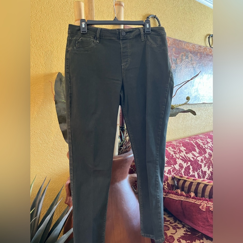 Skinny Jean silky black with stretch technology, size large, 5 pocket.